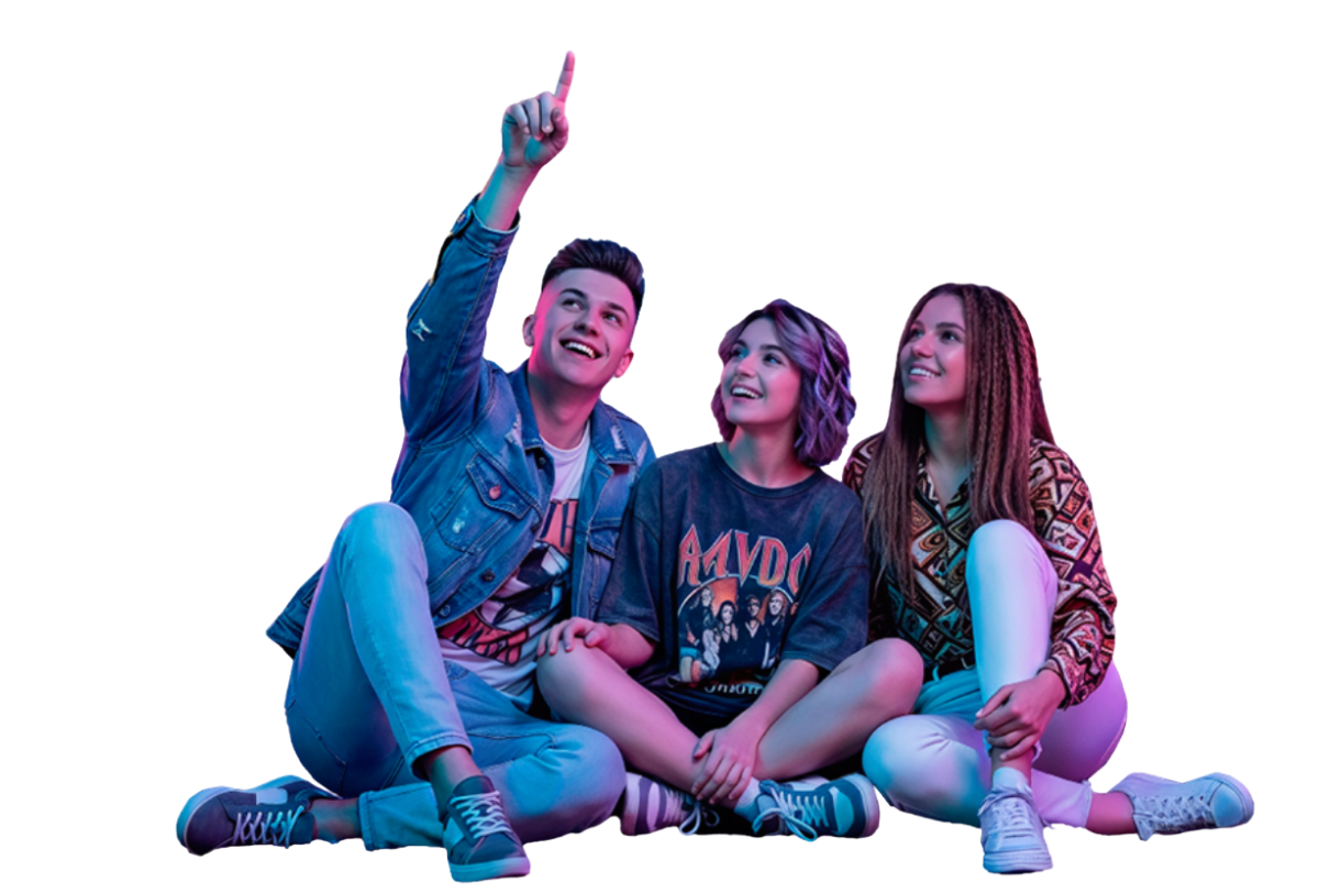 Amigos disfrutando una experiencia inmersiva